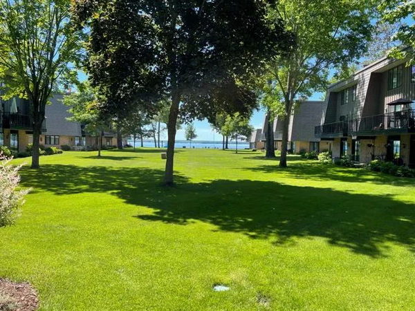 Hotel Berdel - Lake Shore East Condos (newer photo)